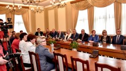 W Urzędzie Wojewódzkim podpisano umowy na remony dróg w regionie