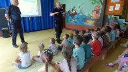 Spotkanie policjantów z dziećmi ws. bezpieczeństwa podczas wakacji