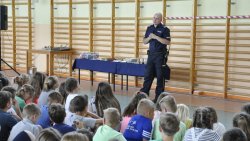 Spotkanie policjantów z dziećmi ws. bezpieczeństwa podczas wakacji