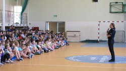 Spotkanie policjantów z dziećmi ws. bezpieczeństwa podczas wakacji