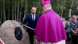 Arcybiskup Górzyński odsłonił głaz w Bałdach