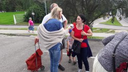 Przyjaciół się nie wyrzuca - studio wyjazdowe Polskiego Radia Olsztyn przed hipermarketem TESCO