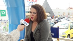 Przyjaciół się nie wyrzuca - studio wyjazdowe Polskiego Radia Olsztyn przed hipermarketem TESCO