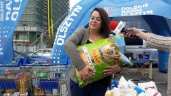 Przyjaciół się nie wyrzuca - studio wyjazdowe Polskiego Radia Olsztyn przed hipermarketem TESCO