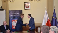 Podpisanie umów na budowe dróg gminnych i powiatowych