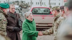Zastępca sekretarza generalnego NATO odwiedziła międzynarodowy batalion w Bemowie Piskim