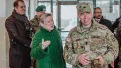 Zastępca sekretarza generalnego NATO odwiedziła międzynarodowy batalion w Bemowie Piskim