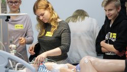 Centrum Symulacji Medycznych otworzyło drzwi dla olsztyńskich licealistów