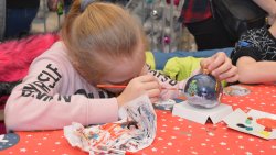 Malowanie bombek w Galerii Warmińskiej
