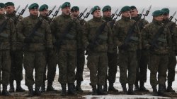 Sekretarz stanu USA Mike Pompeo u żołnierzy Batalionowej Grupy Bojowej NATO w Bemowie Piskim