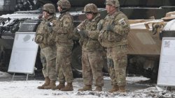 Sekretarz stanu USA Mike Pompeo u żołnierzy Batalionowej Grupy Bojowej NATO w Bemowie Piskim