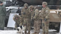 Sekretarz stanu USA Mike Pompeo u żołnierzy Batalionowej Grupy Bojowej NATO w Bemowie Piskim