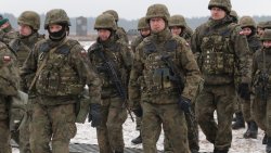 Sekretarz stanu USA Mike Pompeo u żołnierzy Batalionowej Grupy Bojowej NATO w Bemowie Piskim