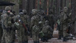 Sekretarz stanu USA Mike Pompeo u żołnierzy Batalionowej Grupy Bojowej NATO w Bemowie Piskim