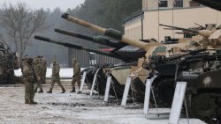 Sekretarz stanu USA Mike Pompeo u żołnierzy Batalionowej Grupy Bojowej NATO w Bemowie Piskim