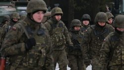 Sekretarz stanu USA Mike Pompeo u żołnierzy Batalionowej Grupy Bojowej NATO w Bemowie Piskim