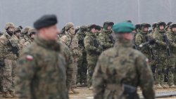 Sekretarz stanu USA Mike Pompeo u żołnierzy Batalionowej Grupy Bojowej NATO w Bemowie Piskim