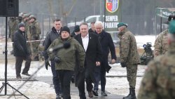 Sekretarz stanu USA Mike Pompeo u żołnierzy Batalionowej Grupy Bojowej NATO w Bemowie Piskim