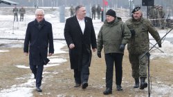 Sekretarz stanu USA Mike Pompeo u żołnierzy Batalionowej Grupy Bojowej NATO w Bemowie Piskim