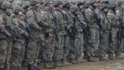 Sekretarz stanu USA Mike Pompeo u żołnierzy Batalionowej Grupy Bojowej NATO w Bemowie Piskim