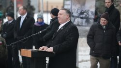 Sekretarz stanu USA Mike Pompeo u żołnierzy Batalionowej Grupy Bojowej NATO w Bemowie Piskim