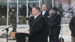 Sekretarz stanu USA Mike Pompeo u żołnierzy Batalionowej Grupy Bojowej NATO w Bemowie Piskim