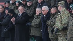 Sekretarz stanu USA Mike Pompeo u żołnierzy Batalionowej Grupy Bojowej NATO w Bemowie Piskim