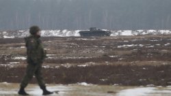 Sekretarz stanu USA Mike Pompeo u żołnierzy Batalionowej Grupy Bojowej NATO w Bemowie Piskim