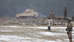 Sekretarz stanu USA Mike Pompeo u żołnierzy Batalionowej Grupy Bojowej NATO w Bemowie Piskim