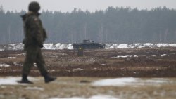 Sekretarz stanu USA Mike Pompeo u żołnierzy Batalionowej Grupy Bojowej NATO w Bemowie Piskim