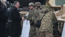 Sekretarz stanu USA Mike Pompeo u żołnierzy Batalionowej Grupy Bojowej NATO w Bemowie Piskim