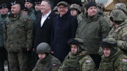Sekretarz stanu USA Mike Pompeo u żołnierzy Batalionowej Grupy Bojowej NATO w Bemowie Piskim