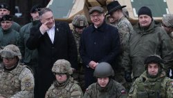 Sekretarz stanu USA Mike Pompeo u żołnierzy Batalionowej Grupy Bojowej NATO w Bemowie Piskim