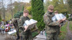 Terytorialsi sprzątali groby żołnierzy AK