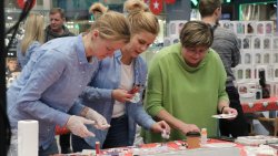 Malowanie bombek w Galerii Warmińskiej