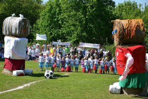 Szkoła w Perłach z kolorowym boiskiem