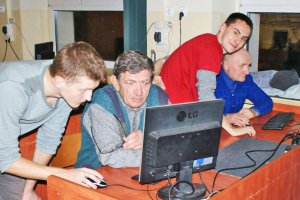  Seniorzy opanowali obsługę komputera
