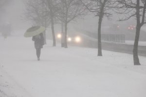 Silny wiatr, śliskie drogi i chodniki. Jest ostrzeżenie dla całego województwa