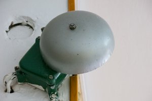 Bakterie przedłużyły wakacje uczniom jednej z podstawówek w Reszlu