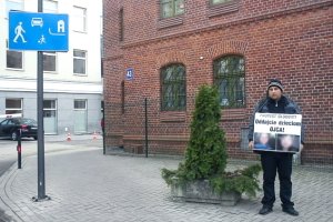 Zrozpaczony ojciec głoduje przed olsztyńskim sądem