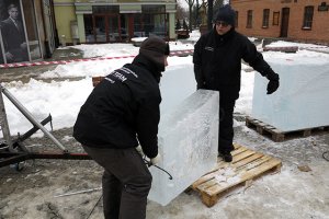  Powstaje ogród z rzeźb lodowych