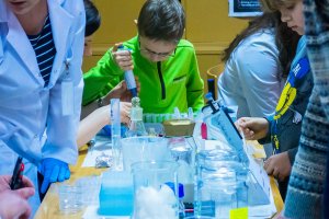 Wodne eksperymenty i zagrożenia wynikające ze zmian klimatu. Rozpoczęła się Noc Biologów