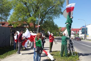  Więźniowie ze studentami wieszali flagi