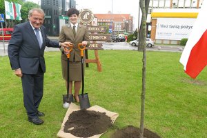  Posadzili Dąb Wolności na Placu Solidarności