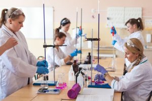 Kariery absolwentów szkół ponadpodstawowych mają być regularnie monitorowane. W Polsce brakuje takich informacji