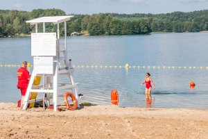  Pływacy pościgają się na jeziorze Ukiel