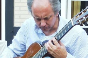 Znakomity gitarzysta i neurochirurg zagra w Olsztynie