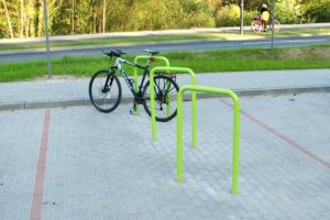 Liceum dostało stojaki rowerowe z żółtych barierek