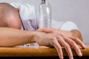 Alkohol coraz bardziej dostępny. Eksperci biją na alarm