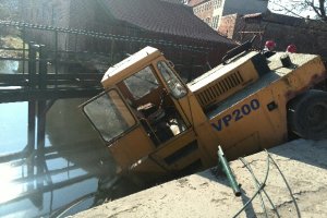 Walec drogowy wpadł do rzeki